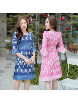 kudapy เดรสสั้นผ้าไทยคอเหลี่ยมสีน้ำเงินกรมท่า/สีชมพู แขนยาว 5 ส่วน แต่งระบายกระดิ่งลายไทย
