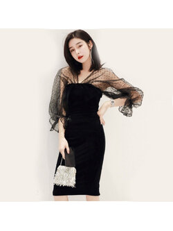 kudapy เดรสสั้นไปงานสีดำเซ็กซี่ ช่วงบนแต่งซีทรู ตามแบบ แขนยาว คอวีด้านหน้าและด้านหลัง