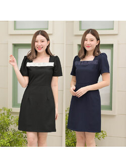 kudapy เดรสสั้นสีดำ/สีกรม แขนสั้น ดีไซน์คอเหลี่ยม แต่งคอจับจีบด้วยผ้าทวีดมีกิมมิคลายทอ เรียบๆคลาสสิก แต่มีดีเทลเก๋ๆ รูดไหล่ยกพองเล็กๆเพิ่มความน่ารัก