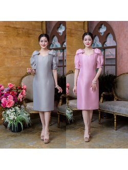 kudapy เดรสสั้นสีชมพู/สีเทา ผ้าไหมทั้งตัว ตัวแขนเป็นทรงแขนตุ๊กตา คอเสื้อทรงเหลี่ยมแต่งเคิพช่วงอกแต่งมุกเพิ่มทำให้ดูหวาน ไหล่มีแต่งเสริมโบว์