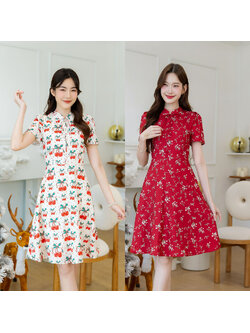 kudapy เดรสสั้นสีแดง/สีครีม คริสต์มาส สไตล์เรียบๆ มีดีเทลผูกโบว์ช่วงคอ แต่งกระดุมปั้ม ลายผ้าพิมพ์เอง โทนคริสต์มาส