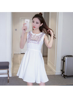 kudapy เดรสแขนกุดสีขาวพิมพ์ลายดอกด้านหน้าอก ปักลายกราฟฟิก คอผูกโบว์ มีมุกห้อยตรงปลายเชือก