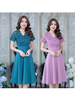 kudapy เดรสสั้นคอหยักตัววีสีเขียวอมฟ้า/สีม่วง คอวีแขนสั้น เสื้อลูกไม้ ดีไซน์แบบสวยดูแพง เป็นการออกแบบผสมผสานผ้าลูกไม้ปักเงาเล่นเชิงผ้าช่วงคอและชายแขนเสื้อ ด้านหน้าแต่งกระดุมเล็กๆ