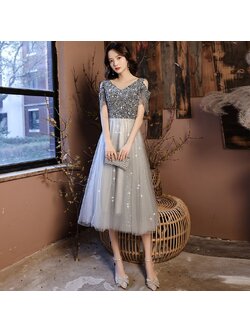 kudapy (พรีออเดอร์ 15-30 วัน) ชุดราตรีไปงาน ชุดราตรียาวคลุมเข่าสีเทาปัดเลื่อม เดรสคอวีเปิดไหล่แต่งดีเทลลูกปัดตามแบบ