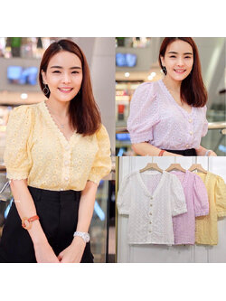 kudapy เสื้อคอตตอนฉลุลายสีขาว,สีเหลือง ดอกเนื้อดี ทรงหวานๆ แต่งคอลูกไม้ กระดุมมุกมีความหรูหรา งานน่ารักมากๆ สาวๆหาเสื้อใส่ทำงาน