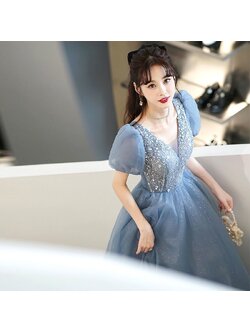 kudapy (พรีออเดอร์ 15-30 วัน) ชุดราตรีไปงาน ชุดราตรียาวสีฟ้าคราม /สีเทา เดรสราตรียาวคอวี แขนตุ้กตา ประดับมุกด้านหน้าอก เก็บเอวเข้ารูป ทรงบาน ผ้าซาติน+ผ้าซีทรูตาข่าย งานสวยมาก