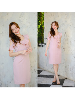 kudapy เดรสสั้นสีชมพู ช่วงบนเป็นแขนกุดแต่งระบายหวานๆ ด้านหน้า เพิ่ม gimmick แต่งระบายคล้องไปที่แขนด้านขวา ต่อด้วยกระโปรงทรงสอบ
