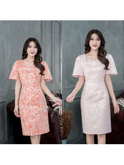 kudapy เดรสสั้นสีส้ม/สีชมพูอ่อน ผ้า jacquard ทอลายกุหลาบ โทนสีดอกไม้กุหลาบจะเป็นดิ้นทอง ดีไซน์ต่อเอว ตัวเดรสกระโปรงทรงตรง แขนสั้นบาน