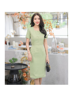 kudapy เดรสสั้นสีเขียวอ่อน คอเหลี่ยม กระโปรงทรงสอบผ่าหลัง ผ้าjapan พื้นสีเขียวรงกาสีอ่อน มีลายเส้นเล็ก สีเขียวเข้มแต่เข้ากันอย่างลงตัว