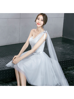 kudapy ชุดราตรีหน้าสั้นหลังยาวสีเทา ไหล่เฉียงแต่งโบว์ผ้าซีทรู กระโปรงทรงบาน