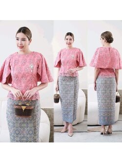 kudapy เซ็ตเสื้อลูกไม้ใยบวบสีชมพูแต่งระบายแขน + ผ้าถุงทอลายสีเทาฟ้า งานทอลายอย่างดี เก็บทรงสวยตามแบบค่ะ