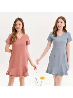 kudapy เดรสสั้นสีฟ้าเข้ม/สีชมพูอมน้ำตาล คอวีแขนสั้น ดีไซน์ปาดหน้า แพทเทิร์นตัดต่อเอว ช่วงกระโปรงเลเยอร์ระบาย2ชั้น