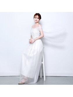 kudapy เดรสราตรียาวออกงานสีขาว ชุดราตรียาวเปิดไหล่ เกาะอกผ้ายาวทำเป็นโบว์ สายผ้าผูกแต่งลายผีเสื้อ เอวยางยืดช่วงเอวคาดโบริ้บบิ้น