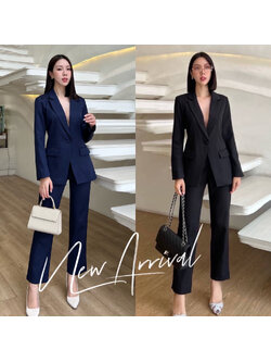 kudapy ชุดเสื้อสูทมีซับในอย่างดี แต่งกระดุมผ้าเดียวกับสีชุด มาคู่กับกางเกงขายาวใส่สบาย กระเป๋าใช้งานได้จริงทั้งเสื้อและกางเกง