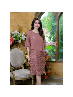 kudapy เดรสสั้นสีน้ำตาล ออกโทนน้ำตาลเหลือชมพูเบาๆ เดรสลูกไม้เงาเนื้อดี ทอลายสวยๆ ดีไซน์ตัดเย็บเป็นกระโปรงทรงตรง ด้านบนเป็นผ้าชีฟองเย็บคลุมทั้งตัวเป็นงานปีกผีเสื้อ