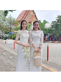 kudapy ชุดไปงานที่คุณแต้วใส่ เซตเสื้อลูกไม้สีขาว+กระโปรงผ้าไหมลายไทยสีขาว เสื้อทรงเปิดไหล่แบบเซ็กซี่นิดๆ งานสวยมากค่ะรุ่นนี้
