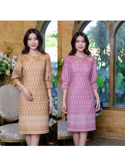 kudapy เดรสสั้นสีเหลืองทอง/สีชมพูกรีบบัว พิมพ์ลายผ้าไทยลายขอ รุ่นนี้ต่อผ้าลูกไม้เลื่อมเพิ่มความสวยหวาน เดรสลายไทยประยุกต์