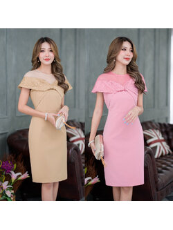 kudapy เดรสสั้นสีครีมเบจ/ชมพู ผ้าพื้นเนื้อดี เป็นงานปาดไหล่ช่วงอกทับซ้อนกันเหมือนการผูกโบว์แต่งซ้อนด้วยลูกไม้อีก1 ชั้น