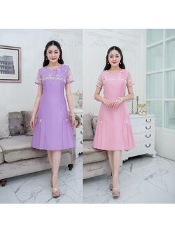 kudapy เดรสสั้น ผ้าไหมกระโปรงทวิสลูกไม้ปัก กระโปรงเป็นทรงเอ ด้านข้างทำเป็นจีบทวิสทั้งสองข้าง แต่งลูกไม้ดอกไม้ทูโทนประดับทั้งสองด้าน