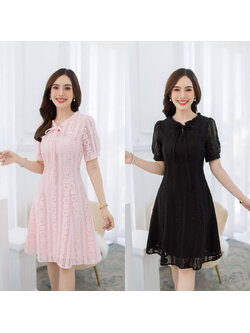 kudapy เดรสสั้นสีชมพู/สีดำ ลูกไม้ทอคอจีบ สวยหวาน มีดีเทลคอจีบผูกโบว์ แพทเทิร์นตีเกล็ดเน้นช่วงเอวใส่แล้วดูเพรียว
