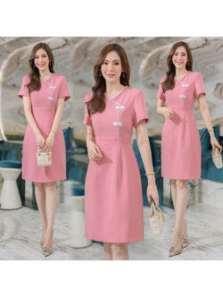 kudapy เดรสสั้นสีชมพู ทรงสอบงานผ้าโพลีเอสเตอร์ คอวี แต่งโบว์สีขาว ใส่ออกงาน ใส่ทำงานสวยดูดี