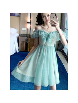 kudapy เดรสสั้นออกงานสีเขียวมิ้นท์ เดรสเปิดไหล่ติดสายเดี่ยวเส้นเล็ก แต่งระบายรอบอก เก็บเอว ซิบหลังอย่างดี