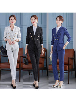 kudapy ชุดสูททำงานผู้หญิงสีฟ้า/สีขาว/สีดำ แต่งกระดุมลายทางพร้อมกางเกง จุดเด่นคือการออกแบบเสื้อให้กระชับเข้ารูปทันสมัย