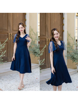 kudapy เดรสสั้นสีกรม ช่วงเสื้อเป็นคอวีกว้างแต่ไม่ลึกเกินไป ใส่แล้วทำให้ช่วงบนดูเพรียว ต่อด้วยเดรสกระโปรงบานพลิ้วๆ สาวหุ่นแบบไหนก็ใส่น่ารัก