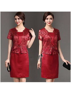 kudapy เดรสลูกไม้สีแดงเข้ม แขนสั้น เย็บแต่งลูกไม้คล้ายเป็นเสื้อคลุมในตัว เอวระบายเล็กน้อย อกและเอวแต่งเพชร ผ้าลูกไม้ปักลายเนื้อเงา