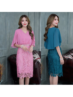 kudapy เดรสสั้นแต่งระบายไหล่ผ้าชีฟอง คอวีสีชมพู/สีเขียวเข้ม แต่งดีเทลเพิ่มความหวานช่วงเอวด้วยการปักมุกด้วยน๊า