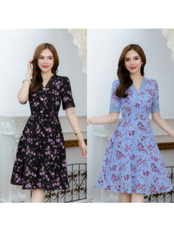 kudapy เดรสสั้นสีฟ้า/สีดำ ผ้าลายดอกสวยพริ้ว เนื้อผ้าคล้ายชีฟองแต่ทึบแสง ดีเทลแต่งลูกไม้ช่วงคอและรอบแขน ช่วงอกแต่งกระดุม