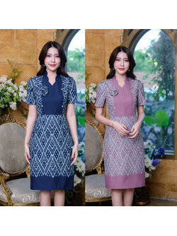 kudapy เดรสสั้นสีม่วงสีกรม ผ้าพิมพ์ลายไทย เนื้อผ้าทอผสมเลียนแบบผ้าลายไทยเนื้อเบา ดีไซน์รุ่นนี้สวย คอตั้งเป็นเคิพสวย แขนไขว้