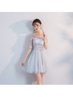 kudapy เดรสราตรีออกงานสีเทา ตัวเสื้อปักลายดอกไม้สีชมพูอ่อน