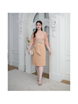 kudapy เดรสสั้นสีโรสโกลด์ ลูกไม้ผสมผ้าพื้น ช่วงบนตัวเสื้อเป็นงานผ้าลูกไม้กลิตเตอร์แขนห้าส่วนเลยศอกมาเล็กน้อย เอวตกแต่งสวยงาม ดอกไม้ปักลายมีเกสรแต่งเพชรงานสวยหรูหรา