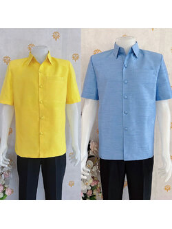 kudapy kudapy เสื้อผ้าไหมคอปก สีน้ำเงิน,สีเหลือง เสื้อผ้าไทยผู้ชาย ผ่าหน้า แขนสั้น มีกระเป๋าด้านซ้ายบน (อัดผ้ากาว มีฟองน้ำเสริมไหล่)