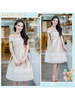 kudapy เดรสผ้าไหมลายดอกสีทอง กระโปรงจับจีบพองนิดๆ มาพร้อมเข็มขัดโบว์ตัดด้วยผ้าไหมแบบเดียวสีเดียวกัน