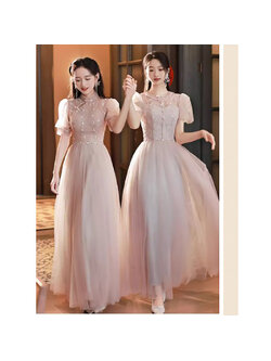 kudapy ชุดราตรีออกงานยาวสีถั่วแดง ตัวชุดสิเทาคลุมด้วยผ้ามุ้งสีถั่วแดง ตัวเสื้อปักลายดอกไม้ สม๊อคหลัง มีฟองน้ำซับในบางๆช่วงหน้าอกให้ชุดดูเป็นทรง กระโปรงผ้าโปร่ง