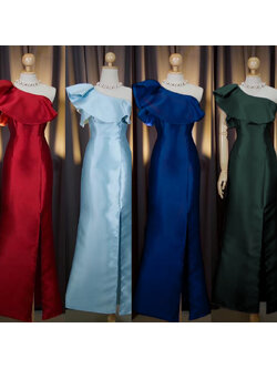 kudapy เดรสยาวสีฟ้า/สีแดง/สีรม/สีเขียว ระบายจีบช่วงบ่า จับเดรปสองชั้น ยกตั้งสวยอลัง ใครก็ใส่สวย เนื้อผ้า polyester เงาสวย อยู่ทรง ไม่ยับง่าย