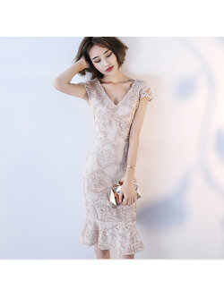 kudapy เดรสราตรีสั้นสีครีมทอง ผ้าโพลีเอสเตอร์ตกแต่งผ้าโปร่งปักริบบิ้นผ้าซาติน คอวี แขนสั้น ทรงเข้ารูปแต่งชายหางปลา