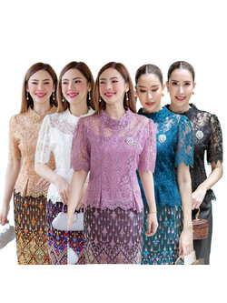 kudapy (เฉพาะเสื้อ) เสื้อลูกไม้สีน้ำตาล/สีขาว/สีม่วง/สีน้ำเงิน/สีเขียว/สีดำ เสื้อใช้ผ้าลูกไม้ใยบวบคอกลม แขนสั้น ลูกไม้แน่นทั้งตัว ตัวเสื้อมาพร้อมซับในเนื้อดีในตัว