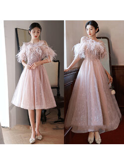 kudapy (พรีออเดอร์ 15-30 วัน) ชุดราตรีไปงาน ชุดราตรียาวสีชมพูเปิดไหล่แต่งขนนกโชว์ไหล่เซ็กซี่ ด้านหน้าอกปักกลิตเตอร์ ช่องบนเป็นผ้าซีทรูบางๆใส่แล้วไม่โป๊นะคะรุ่นนี้