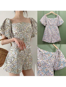 kudapy จั้มสูทสีขาวอมเขียว กางเกงลายลายกระเบื้องโมเสค ทรงน่ารักคอเหลี่ยมแขนพอง มีกระเป๋าซ่อนด้านข้าง งานติดซับในตัว