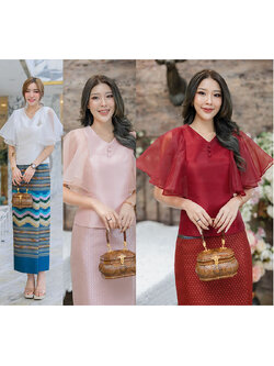 kudapy เสื้อผ้าไหมจิตลดาสีแดง/สีชมพู/สีขาว ตัวเสื้อมีซับในอย่างดีชิปซ่อนหลัง คอวีแต่งกระดุมหน้า ตรงแขนระบายใช้ผ้าไหมออแกนดี้อย่างดี