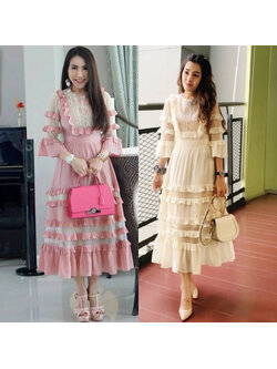 kudapy เดรสยาวคอกลมแขนสามส่วนสีครีม,สีชมพู ช่วงแขนระบายเย็บตัดต่อผสมเนื้อผ้าตาข่ายเนื้อถี่ ด้านหน้าอกเป็นผ้าตาข่ายพร้อมปัก