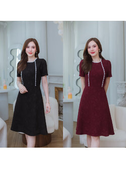 kudapy เดรสสั้นสีดำ/สีแดงเลือดหมู ผ้าปั๊มลายดอกนูน 3D ผ้าสวยมีเทคเจอร์ เนื้อผ้านิ่มใส่สบาย ไม่ยับ มีดีเทลแต่งลูกไม้ตัดสีขาว