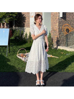 kudapy เดรสลูกไม้ยาวสีขาวคอวีแขนยาวทรงแขนตุ๊กตา ใช้ผ้าลูกไม้เนื้อดีถักทอลายดอกไม้นูน 3D ด้านหน้าแต่งกระดุม