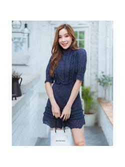 kudapy จั้มสูทขาสสั้นสีกรมท่า คอปืน แต่งกระดุมหน้า ลายลูกไม้