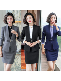 kudapy ชุดสูททำงานสีดำไม่มีปกพร้อมกระโปรง จุดเด่นของชุดนี้คือการออกแบบชุดให้กระชับเข้ารูปสวยงาม