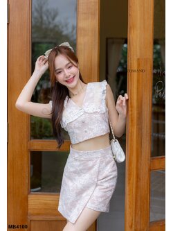 kudapy ชุดเซตสีขาว กระโปรง กางเกง งานผ้าลายดอกแต่งคอบัวอัดปลายผ้าระบาย