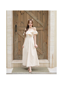 kudapy เดรสยาวสีครีมเป็นแบบเปิดไหล่ แต่งระบาย กระโปรงทรงเอ มีซับใน ซิปซ่อนด้านหลัง ผ้าเปเป้